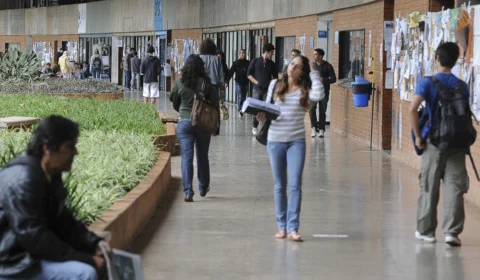 Sem emprego decente, inadimplentes do FIES desistem de renegociar dívida