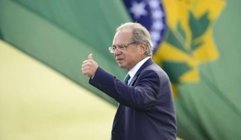 De modo grosseiro e mal-educado, ministro da Economia, Paulo Guedes, menospreza França