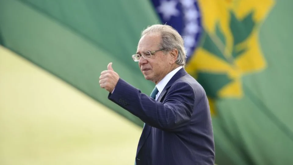 De modo grosseiro e mal-educado, ministro da Economia, Paulo Guedes, menospreza França