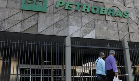 Petrobras diz à justiça que suspensão de reajuste traria desabastecimento e caos