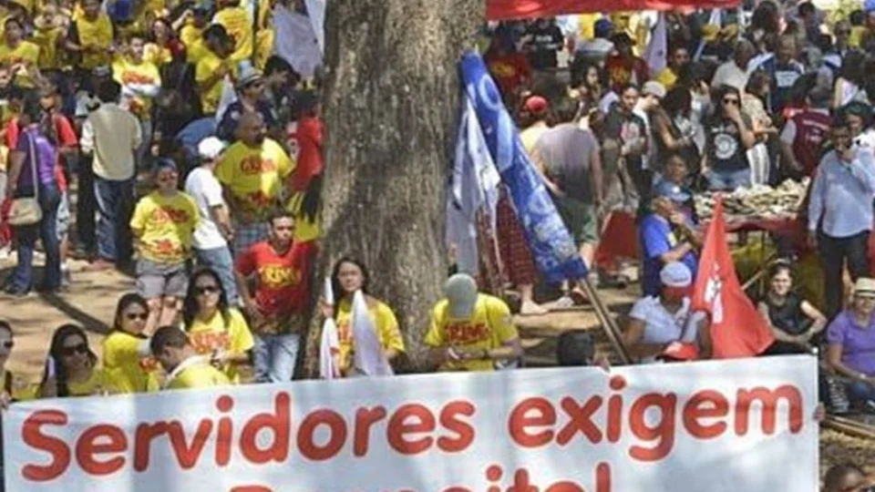 Funcionalismo público reivindica reajuste para repor inflação, mas Bolsonaro insiste em privilegiar só policiais