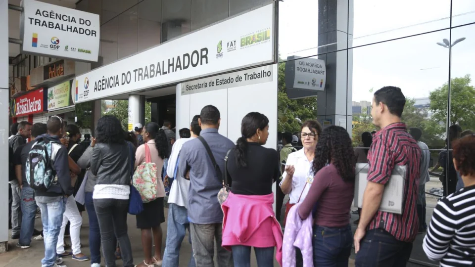 País tem 2,6 milhões buscando trabalho há mais de dois anos. Desemprego é maior para mulheres e negros