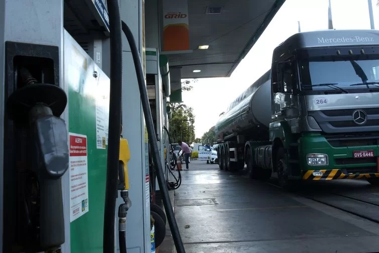 preço da gasolina, auxílio para caminhoneiros, reduzir ICMS, limite do ICMS, redução do ICMS