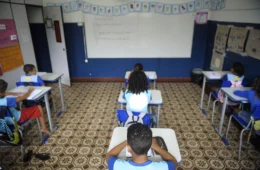 Juiz barra concessão de escolas para iniciativa privada e suspende leilões de Tarcísio