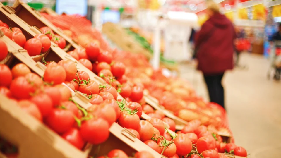 Inflação acelera para 0,38% em abril, com alta em produtos farmacêuticos e alimentos