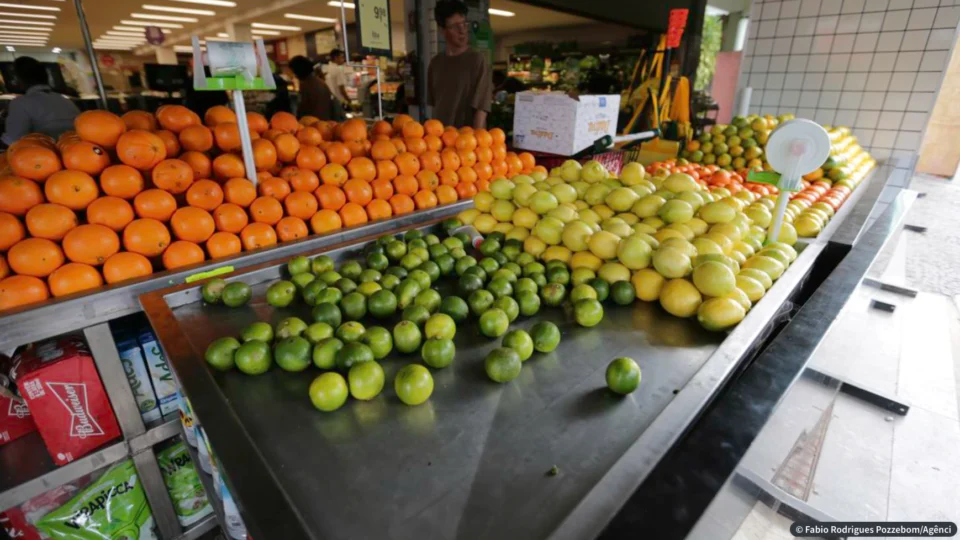 Mercado reduz projeção de inflação para 7,67%, mas população segue sentindo no prato a alta dos preços