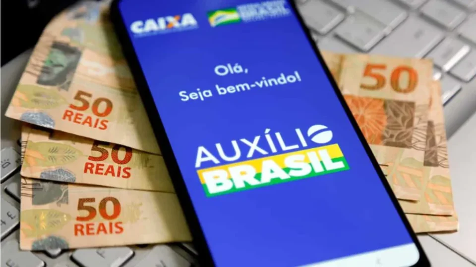 País tem 12 Estados com mais pessoas beneficiadas pelo Auxílio Brasil do que com empregos formais