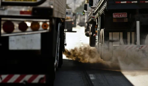 Em nova medida eleitoreira, governo flexibiliza regras de redução de emissões de carbono para baratear diesel