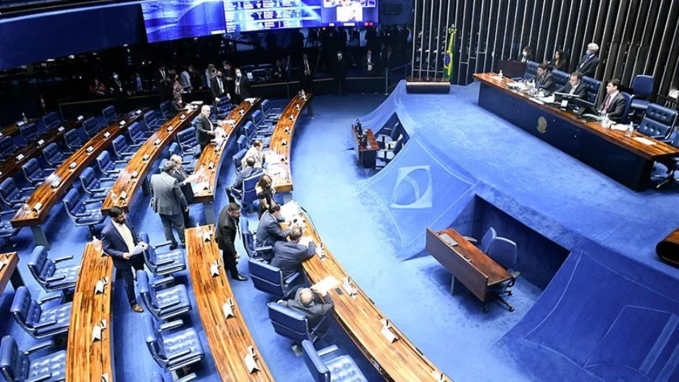 Comissão do Senado aprova Desenrola Brasil e limite para juros rotativos do cartão de crédito. Texto segue para o plenário