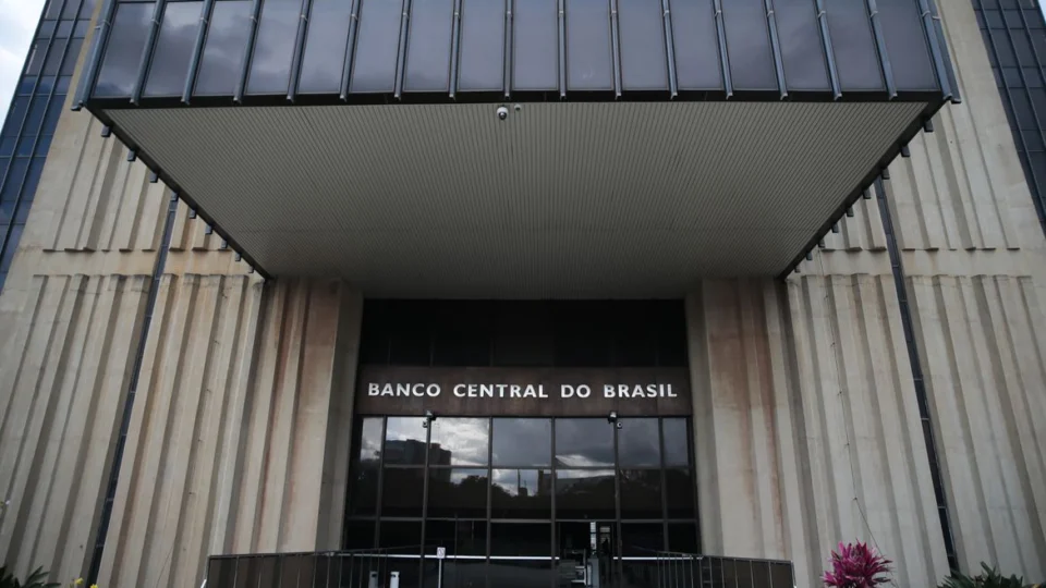 Banco Central estuda extinguir rotativo do cartão de crédito sobre saldo devedor