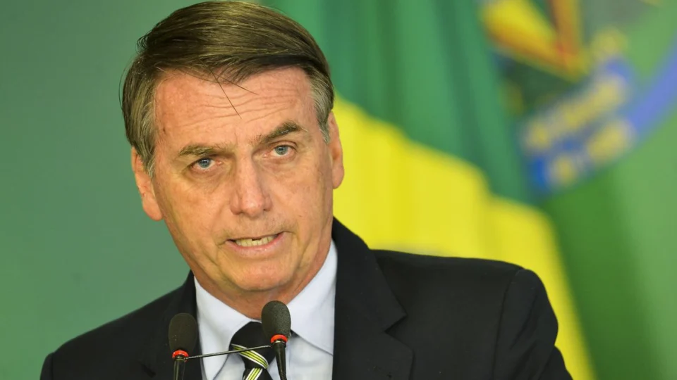 No dia em que começa oficialmente a campanha eleitoral, pesquisa Ipec joga um balde de água fria em Bolsonaro. Presidente aparece com 32% das intenções de votos e Lula, com 44%