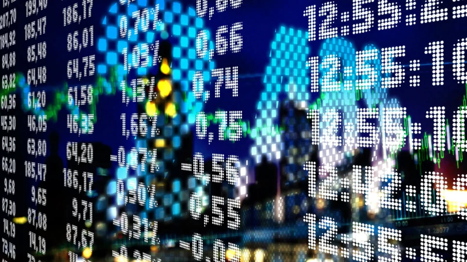 Ibovespa tem forte alta de 1,36%, aos 124 mil pontos, apoiado no exterior