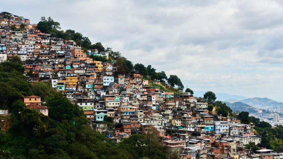 Em retrocesso maior que a média mundial, Brasil retorna ao nível de 2014 no IDH da ONU. País ocupa a 87ª posição entre 191 nações