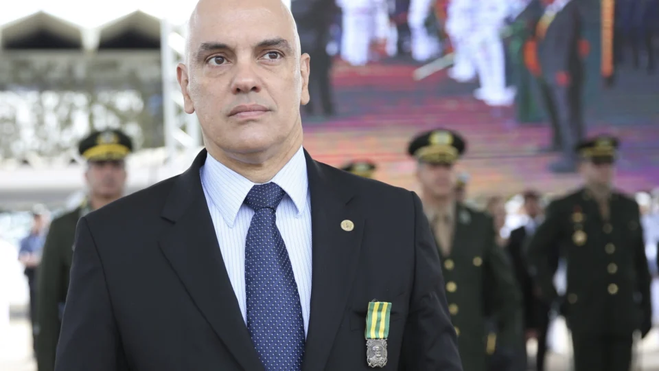 Alexandre de Moraes barra tentativa da PF e do Cade de investigarem institutos de pesquisa. Presidente do TSE ainda citou abuso de poder político de aliados de Bolsonaro