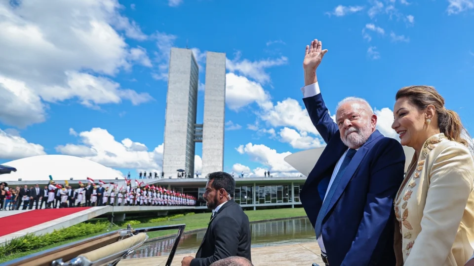 Lula completa cem dias deixando como marca o início da refundação do estado democrático de direito de um país em frangalhos. Economia esteve no centro do debate