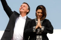 Michelle Bolsonaro volta a ironizar acusação de golpismo em delação de Cid