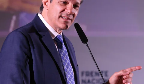 Haddad critica manutenção da taxa Selic em 13,75% e vê com preocupação comunicado indicando que novos aumentos podem ocorrer no futuro