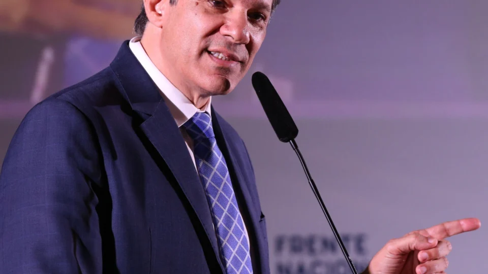 Haddad critica manutenção da taxa Selic em 13,75% e vê com preocupação comunicado indicando que novos aumentos podem ocorrer no futuro