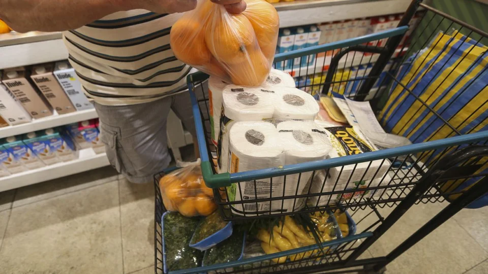 Inflação desacelera para todas as faixas de renda em março. Famílias de renda baixa foram as que mais se beneficiaram