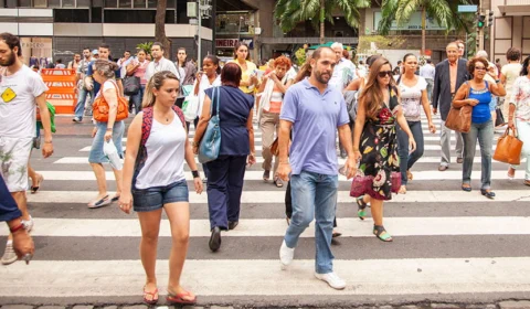 Taxa de desocupação recua para 6,6% e população ocupada bate novo recorde