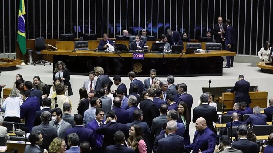 Congresso acelera proposta que permite ao Parlamento rever decisões do STF