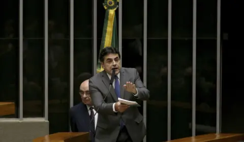 Deputados protocolam PEC que permite a suspensão de decisões do Supremo