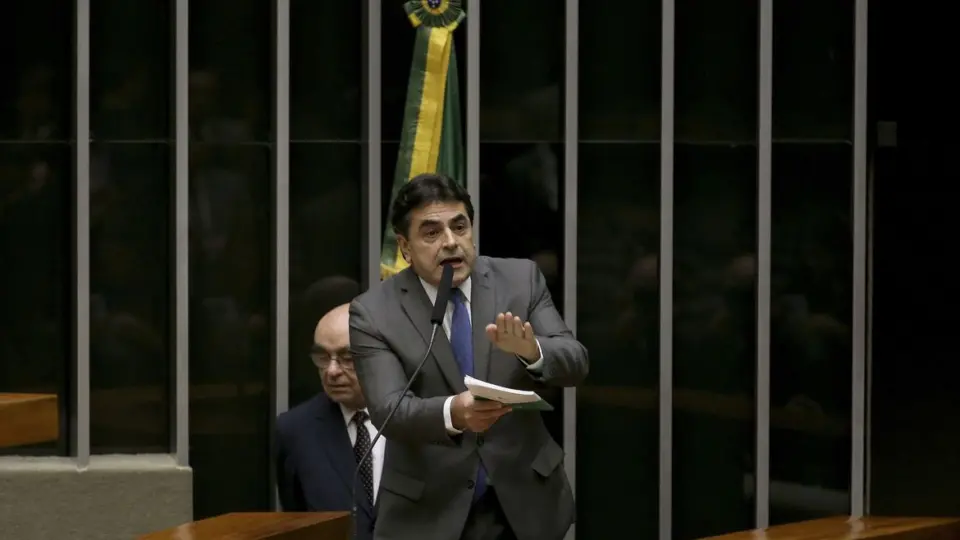 Deputados protocolam PEC que permite a suspensão de decisões do Supremo