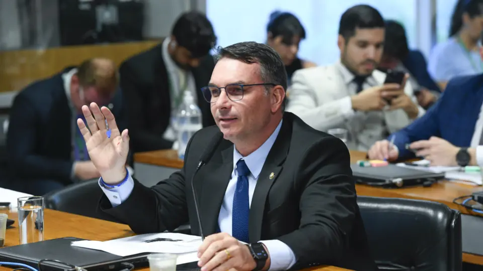 Flávio Bolsonaro acessou cofre antes de pagar R$ 638 mil em dinheiro vivo por 2 imóveis