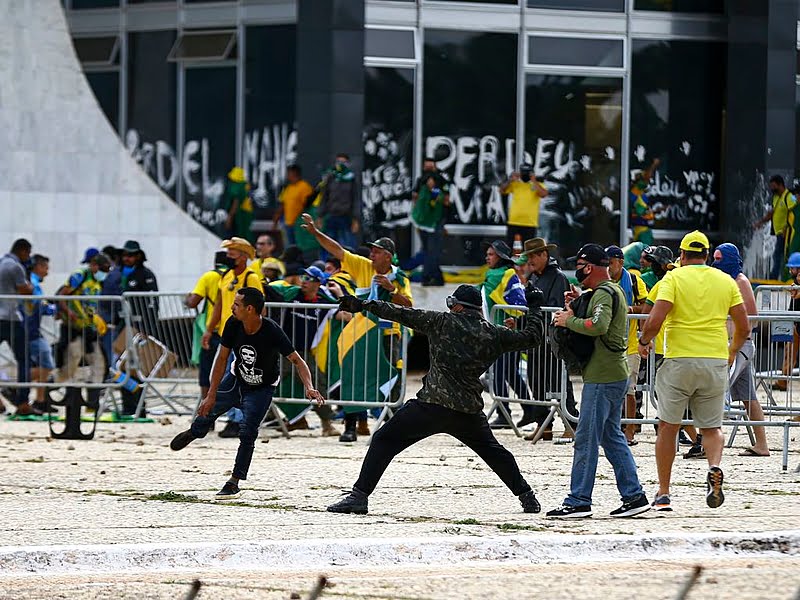 Milei barra bolsonaristas: Argentina não concederá refúgio a condenados estrangeiros golpe Direita brasileira é branca e masculina, segundo estudo Operação Lesa pátria