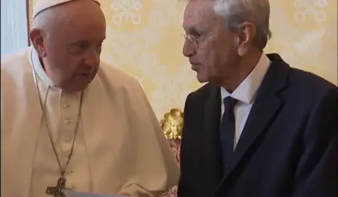 Caetano Veloso recebe benção do Papa Francisco durante visita ao Vaticano