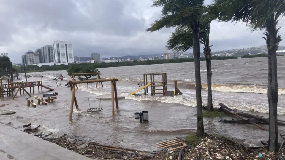 Porto Alegre registra a maior cheia do Rio Guaíba em 56 anos, com quase 3 metros