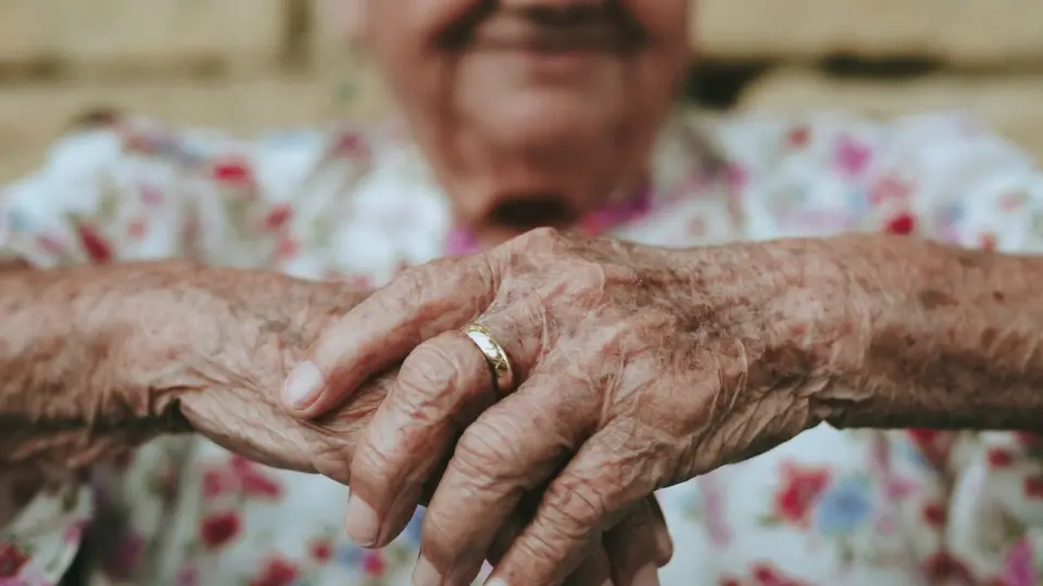 Brasileiro envelhece endividado. Como a reforma tributária mexe com essa dinâmica