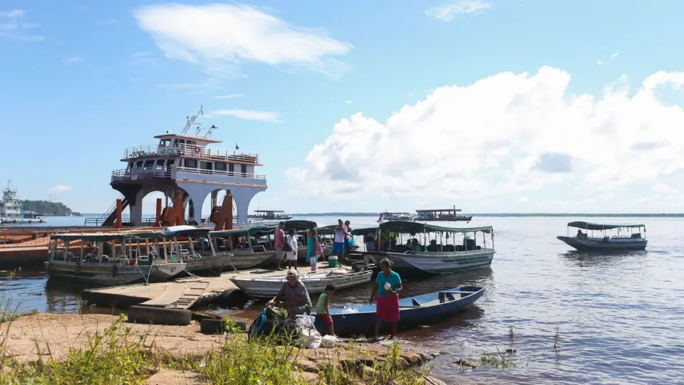 Manaus decreta emergência por causa da seca recorde que afeta o Rio Negro