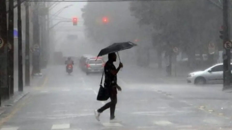 Frente fria causa chuva no Sul e calorão segue no Sudeste; veja a previsão