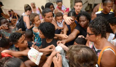 Cariocas celebram Cosme e Damião com tradicional distribuição de doces