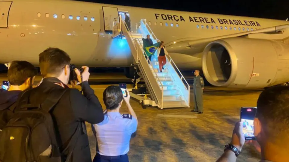 Avião da FAB chega ao Brasil com 211 repatriados; faltam 2,5 mil, diz ministra