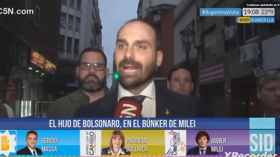 Eduardo Bolsonaro é cortado de ‘ao vivo’ na Argentina por defender população armada