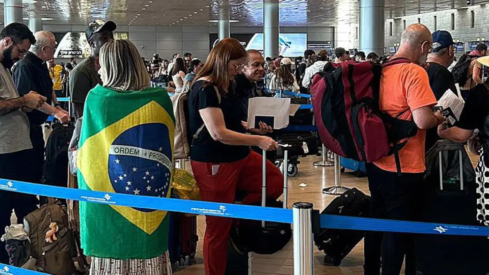 Primeiro avião de resgate parte de Tel Aviv trazendo a bordo 211 brasileiros