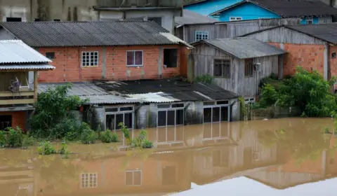 Metade dos municípios de Santa Catarina enfrentam problemas com fortes chuvas