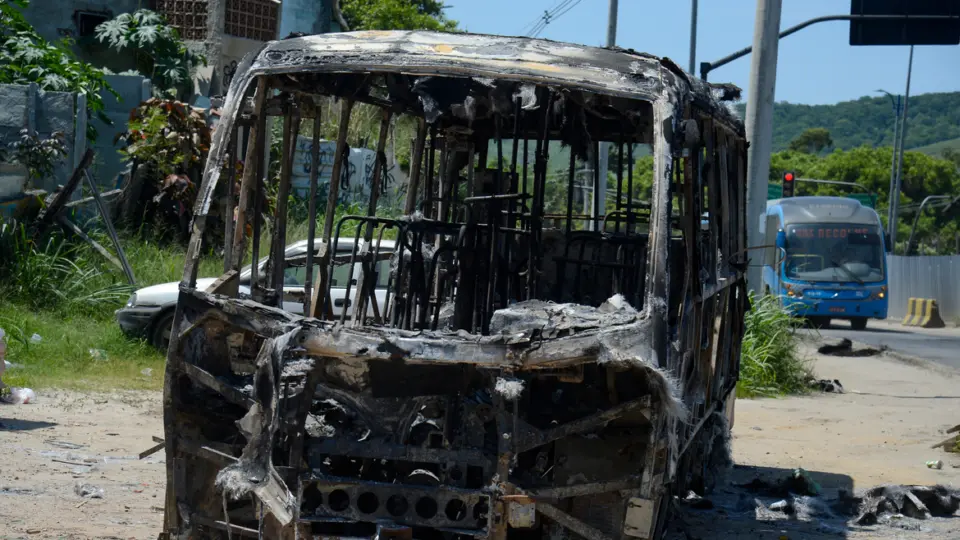 Milícia do Rio de Janeiro impõe restrições que vão de água a convívio social