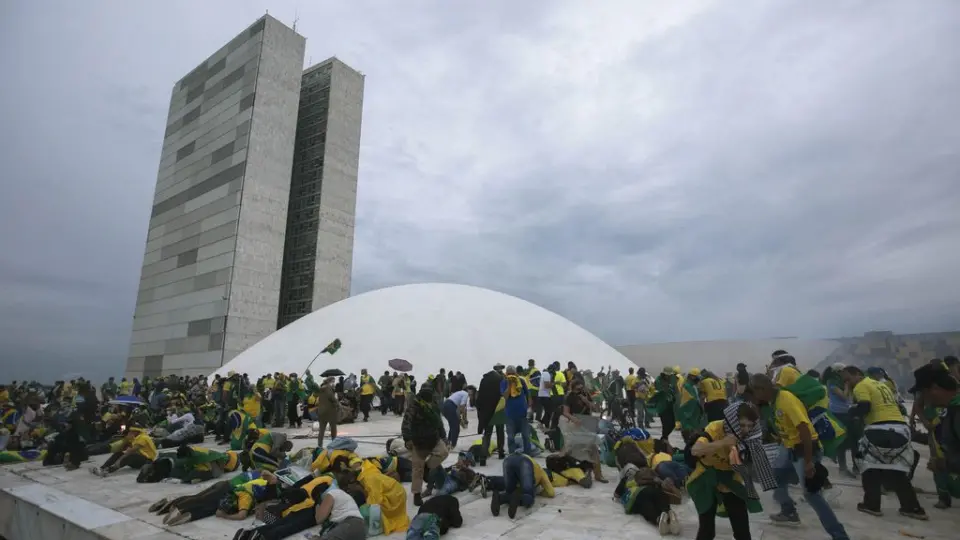 Veja os condenados do 8/1 que quebraram tornozeleira e fugiram do país