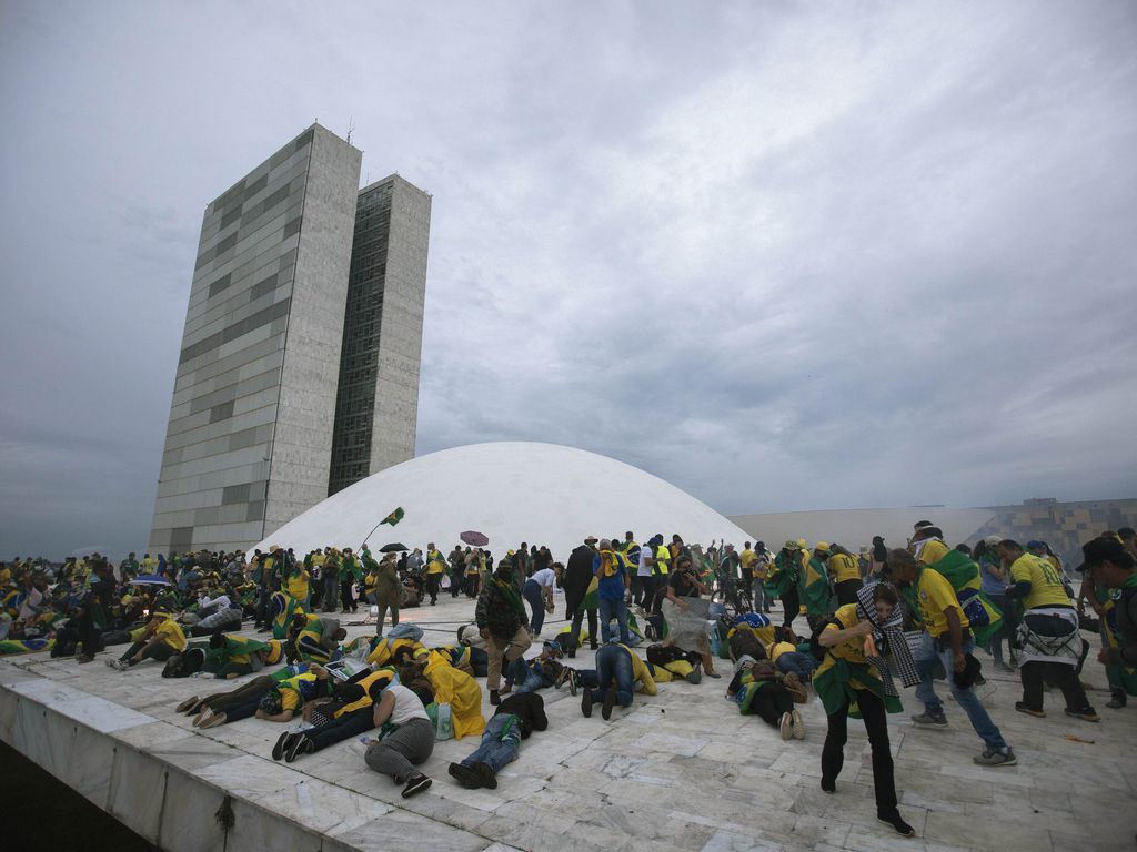 Atos golpistas em 8 de janeiro de 2023: seis dos dez foragidos, incluídos na lista da Interpol, são mulheres, com idade média de 50 anos (Foto: Reprodução)