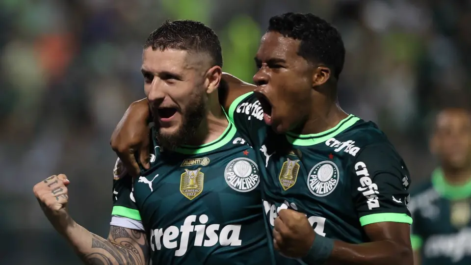 Brasileirão tem novo líder: Palmeiras vence Inter e passa o Botafogo, que joga hoje