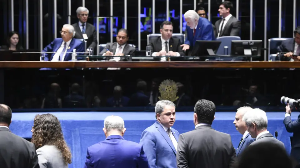 Plenário do Senado aprova PEC que limita decisões monocráticas no STF