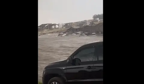 Tsunami meteorológico atinge praia em Laguna (SC) e assusta banhistas