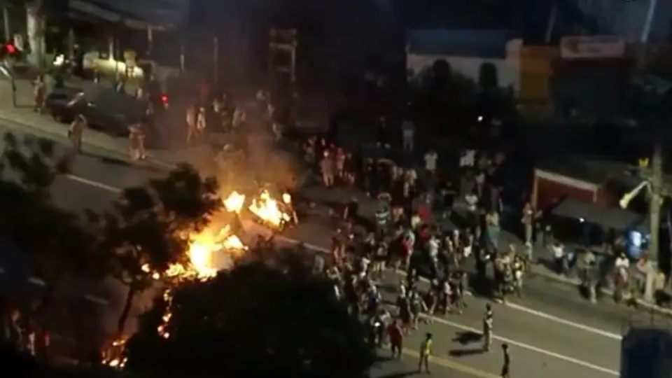 Moradores protestam contra falta de energia e fecham ruas em São Paulo e Cotia