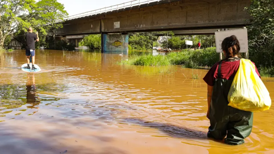 Guaíba registra maior cheia em 82 anos e Porto Alegre entra em situação emergência