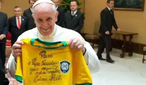 Nem Messi, nem Maradona: Papa Francisco elege Pelé como melhor do futebol mundial