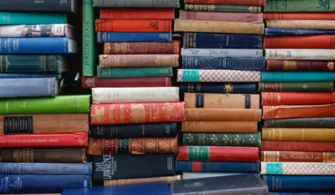 Censura de livros em Santa Catarina: quando virá a queima em praça pública?