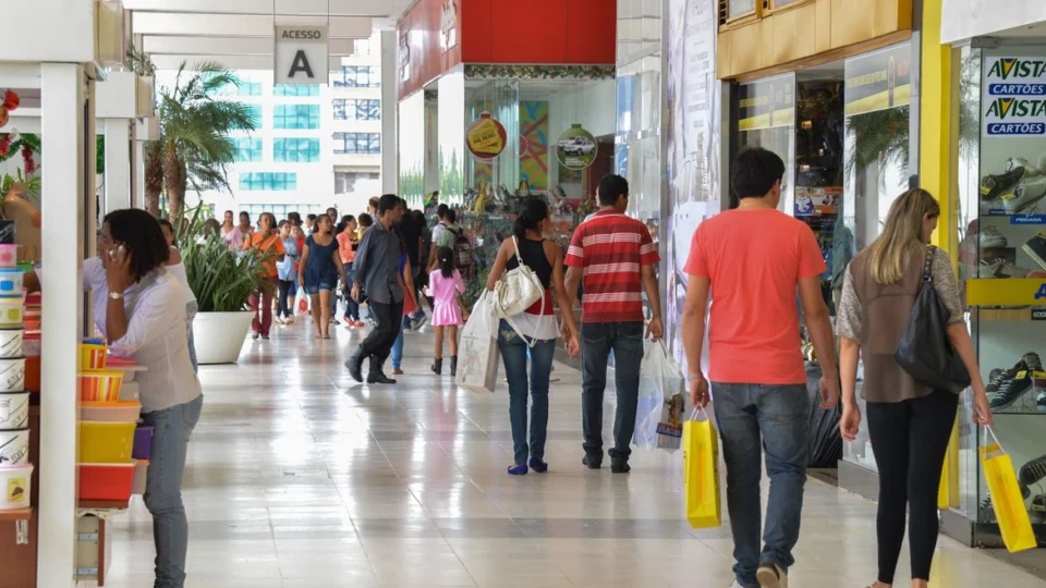 Vendas no varejo caem 1,3% em dezembro e fecham o ano em 1,7%